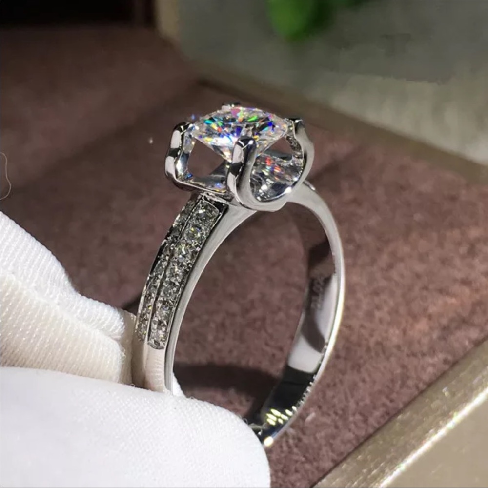 New Women’s 925 Silver Round Cut Diamond Ring